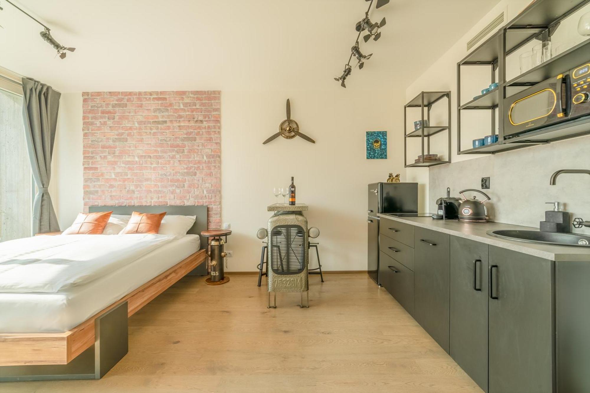 Industrialux In Premium Smichov City By Rentez Praag